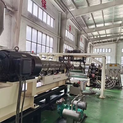 Hochgeschwindigkeitsmaschine für die kontinuierliche Extrusion von Kunststoffen mit individueller Schraubengestaltung
